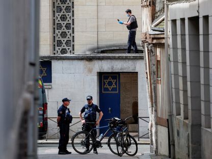 السويد وفرنسا تشهدان حادثين منفصلين استهدفا سفارة إسرائيل وكنيس يهودي