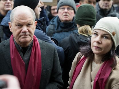 المستشار الألماني أولاف شولتز ووزيرة الخارجية الألمانية أنالينا بيربوك خلال مظاهرة ضد اليمين المتطرف. 14 يناير 2024 - AFP