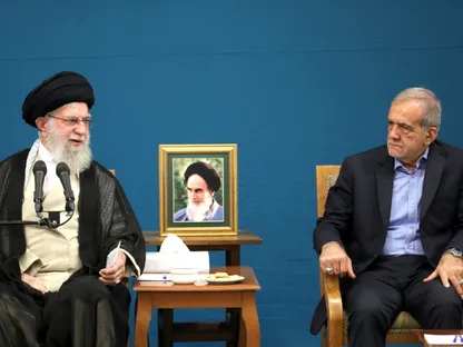 إيران بين المرشد والرئيس.. من يحكم البلاد سياسياً وعسكرياً؟