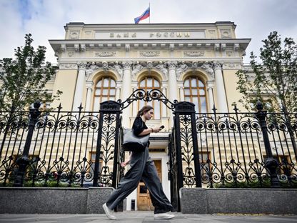 سيدة تمر أمام مدخل مقر البنك المركزي الروسي في موسكو. 6 سبتمبر 2023 - AFP