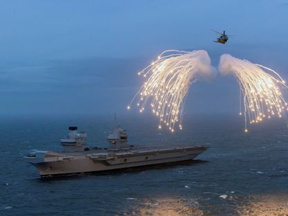 مروحية تابعة لسلاح البحرية الملكية البريطانية تطلق شعلات حرارية بعد إقلاعها من حاملة الطائرات HMS Prince of Wales خلال مشاركتها في مناورة الناتو "ستيدفاست ديفيندر 2024" - REUTERS