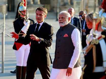 الرئيس الفرنسي إيمانويل ماكرون ورئيس الوزراء الهندي ناريندرا مودي في متحف اللوفر  بالعاصمة باريس- 14 يوليو 2023 - Reuters