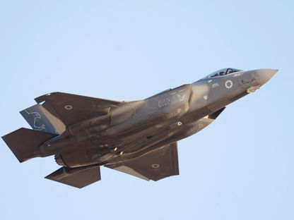 المقاتلة الشبحية F-35 تابعة لسلاح الجو الإسرائيلي تحلق فوق قاعدة هاتسريم الجوية في جنوب إسرائيل. 29 يونيو 2023 - Reuters