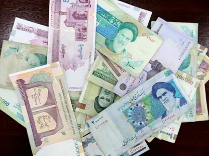 انهيار الريال الإيراني.. ضغوط معيشية وتصاعد التضخم وسط العقوبات