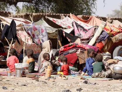 امرأة سودانية نازحة مع أطفالها في بلدة طويلة في ولاية شمال دارفور، السودان. 15 أبريل 2025 - REUTERS