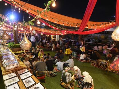 جانب من الحضور لفعالية ثقافية سودانية في أحد مطاعم منطقة المنيل بالقاهرة. 5 أبريل 2024 - AFP