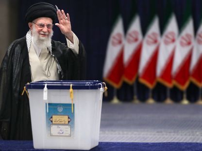 المرشد الإيراني علي خامنئي يدلي بصوته في انتخابات الرئاسة بالبلاد في العاصمة طهران، 28 يونيو 2024 - Arab World Press (AWP)