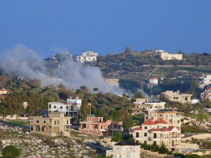دخان يتصاعد من بنايات في بلدة بليدة الحدودية بين لبنان وإسرائيل. الخيام، لبنان. 6 يناير 2024 - AFP