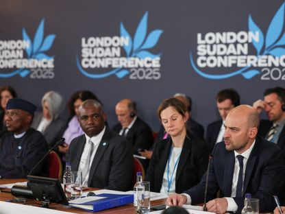 بانكول أديوي، مفوض الشؤون السياسية والسلام والأمن في الاتحاد الإفريقي، ووزير الخارجية البريطاني ديفيد لامي، ووزير أوروبا والشؤون الخارجية الفرنسي جان نويل بارو، يحضرون مؤتمر لندن بشأن السودان. 15 أبريل 2025 - Reuters