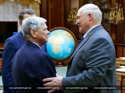 الرئيس البيلاروسي ألكسندر لوكاشينكو خلال اجتماع مع جون كويل مبعوث الرئيس الأميركي في مينسك. 12 ديسمبر 2025 - REUTERS