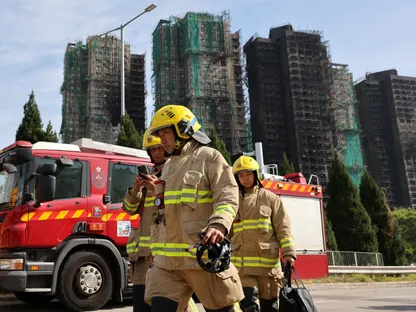 رجال الإطفاء بالقرب من أبراج وانج فوك كورت السكنية التي تعرضت لحريق مدمر شمال هونج كونج. الصين. 28 نوفمبر 2025 - Reuters