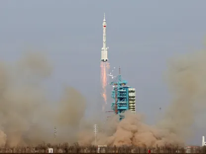 الصين تطلق مركبة فضائية للمساعدة في إعادة رواد فضاء عالقين