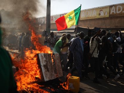 أنصار مرشحي المعارضة للرئاسة في السنغال يضرمون النار في الإطارات أثناء تجمعهم عند تقاطع سان لازار لمواصلة حملتهم بعد تأجيل الانتخابات الرئاسية. 4 فبراير. 2024 - Afp