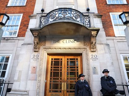 ضابطان من الشرطة البريطانية أمام لندن كلينيك حيث يخضع الملك تشارلز الثالث للعلاج من تضخم البروستاتا، لندن. 26 يناير 2024 - Reuters