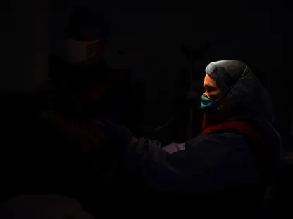 عامل رعاية صحية يساعد طبيباً في أخذ خزعة من رئة مريض بالسرطان في مركز يونايتد ميموريال الطبي (UMMC) بولاية تكساس في الولايات المتحدة. 10 يوليو 2020 - Reuters