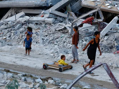 أطفال فلسطينيون يلعبون بين أنقاض المباني المدمرة في جباليا بشمال قطاع غزة. 6 نوفمبر 2025 - Reuters
