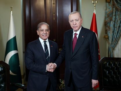 الرئيس التركي رجب طيب أردوغان يصافح رئيس الوزراء الباكستاني شهباز شريف خلال لقائهما في إسطنبول. 25 مايو 2025 - Reuters