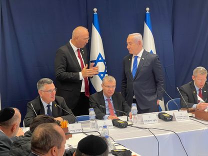 رئيس الوزراء الإسرائيلي بنيامين نتنياهو يستمع إلى يوسي شيلي بعد التصديق على تعيينه سفيراً لإسرائيل لدى الإمارات. 17 نوفمبر 2024 - X@IsraeliPM_heb