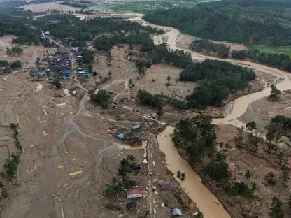 منطقة مدمّرة جراء السيول التي ضربت باتانج تورو، جنوب تابانولي، إقليم شمال سومطرة، إندونيسيا. 7 ديسمبر 2025 - Reuters