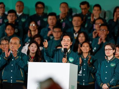 رئيس تايوان المنتخب لاي تشينج تي يتحدث أمام حشود من أنصاره بعد الفوز في الانتخابات الرئاسية في تايبيه. 13 يناير 2024 - REUTERS