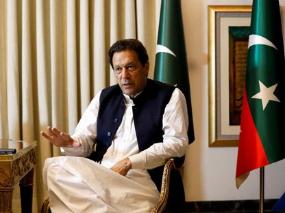 رئيس الوزراء الباكستاني السابق عمران خان خلال مقابلة صحافية. لاهور، باكستان. 17 مارس 2023 - Reuters