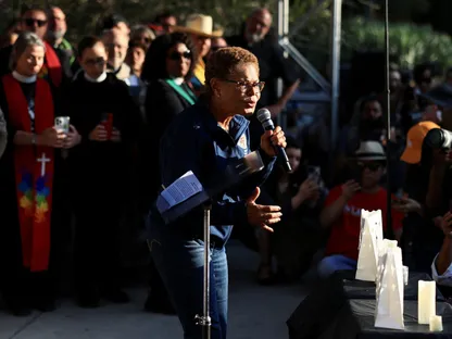 عمدة لوس أنجلوس: أريد التحدث مع ترمب