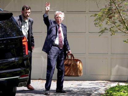 مستشار الأمن القومي الأميركي السابق جون بولتون يصل إلى منزله في ماريلاند بعد تفتيشه من قبل مكتب التحقيقات الفيدرالي. 22 أغسطس 2025 - Reuters