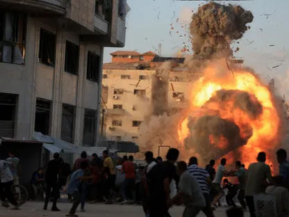 لحظة استهداف غارة إسرائيلية لفلسطينيين ومبان في مدينة غزة مع استمرار التصعيد في القطاع. 7 سبتمبر 2025 - REUTERS