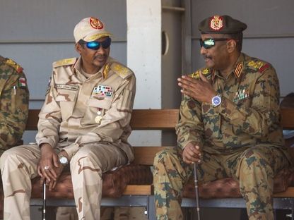 قائد الجيش السوداني عبد الفتاح البرهان وقائد قوات الدعم السريع محمد حمدان دقلو خلال حفل التخرج العسكري للقوات الخاصة في العاصمة الخرطوم. 22 سبتمبر 2021 - AFP