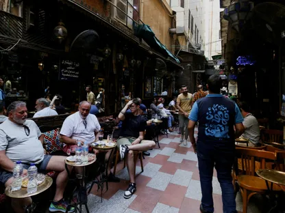 مصر تحدد مواعيد مبكرة لغلق المحال والمطاعم لترشيد استهلاك الطاقة