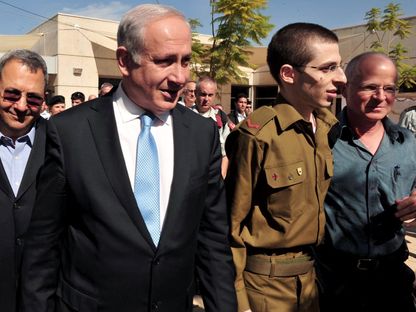 رئيس الوزراء الإسرائيلي بنيامين نتنياهو يستقبل الجندي جلعاد شاليط بعد نجاح صفقة تحريره. 18 أكتوبر 2011 - AFP