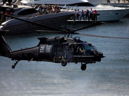 طائرة هليكوبتر من طراز MH-60 Blackhawk خلال عرض للقدرات في أسبوع قوات العمليات الخاصة. فلوريدا، الولايات المتحدة. 8 مايو 2024 - AFP