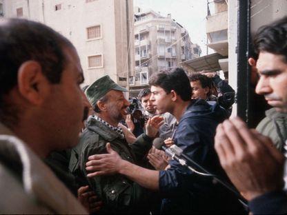 رئيس منظمة التحرير الفلسطينية ياسر عرفات في لبنان عام 1983 - AFP
