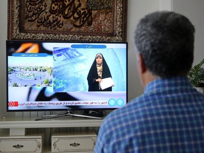 رجل يتابع الأخبار في إيران بعد أن أكد التلفزيون الرسمي الإيراني حدوث "انفجارات هائلة" في مقاطعة أصفهان بوسط البلاد. 19 أبريل 2024 - AFP