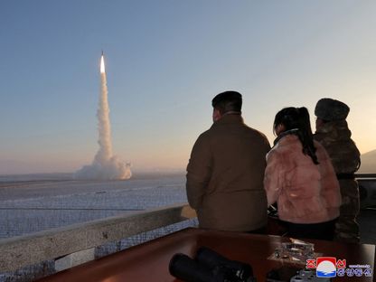 زعيم كوريا الشمالية كيم جونج أون يتابع إطلاق صاروخ باليستي عابر للقارات يعمل بالوقود الصلب من طراز هواسونج 18. 18 ديسمبر 2023 - Reuters