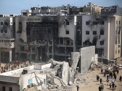 آثار الدمار على مستشفى الشفاء في شمال قطاع غزة جراء القصف الإسرائيلي والاشتباكات. 1 أبريل 2024 - AFP