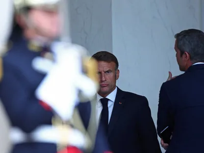 الرئيس الفرنسي إيمانويل ماكرون يقف خارج قصر الإليزيه في باريس. 27 أغسطس 2025 - Reuters