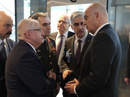 وزير الدفاع التركي يشار غولر (يسار) ونظيره اليوناني نيكوس ديندياس على هامش قمة الناتو في بروكسل. 15 فبراير 2024 - @tcsavunma