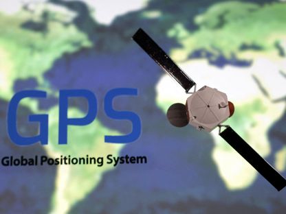 رسم توضيحي يظهر شعار GPS (النظام العالمي لتحديد المواقع) مع نموذج الأقمار الاصطناعية الموضوعة على الخريطة. 25 سبتمبر 2022 - Reuters