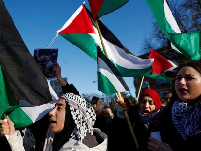 مظاهرة مؤيدة للفلسطينيين خارج محكمة العدل الدولية في لاهاي بهولندا. 26 يناير 2024 - REUTERS