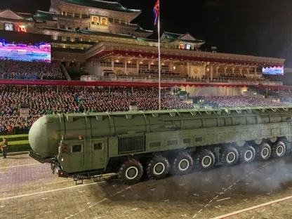 كوريا الشمالية تكشف عن صاروخ Hwasong-20 الباليستي العابر للقارات خلال عرض عسكري في بيونج يانج. 11 أكتوبر 2025 - Reuters