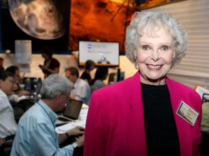 وفاة الممثلة الأميركية جون لوكهارت بطلة مسلسل Lost in Space عن 100 عام