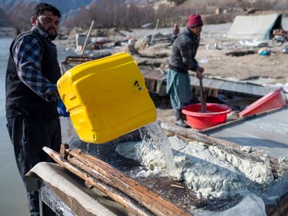 منقّبو الذهب في أفغانستان يتحدّون الموت والديون