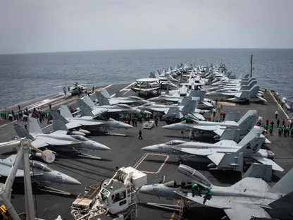 أسطول عسكري نحو المنطقة.. وترمب عن إيران: جميع الخيارات مطروحة