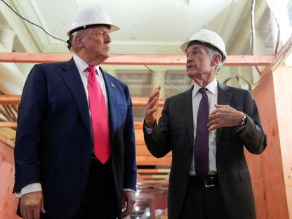 الرئيس الأميركي دونالد ترمب ورئيس مجلس الاحتياطي الفيدرالي جيروم باول يتحدثان خلال جولة في مبنى المجلس الذي يخضع حالياً للتجديدات في واشنطن بالولايات المتحدة. 24 يوليو 2025 - Reuters