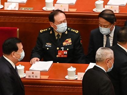 وزير الدفاع الصيني السابق وي فنج خه (وسط) خلال جلسة للمجلس الوطني لنواب الشعب الصيني في بكين. 7 مارس 2023 - AFP
