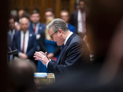 "قضية ماندلسون".. تحقيق برلماني محتمل يهدد مستقبل ستارمر