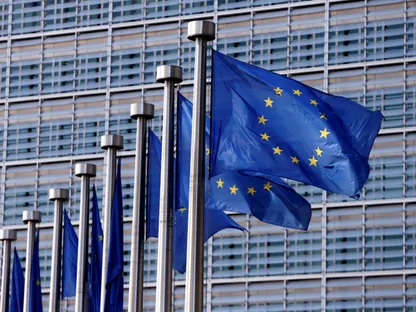أعلام الاتحاد الأوروبي ترفرف خارج مقر مفوضية الاتحاد الأوروبي في بروكسل. 20 أبريل 2016 - Reuters