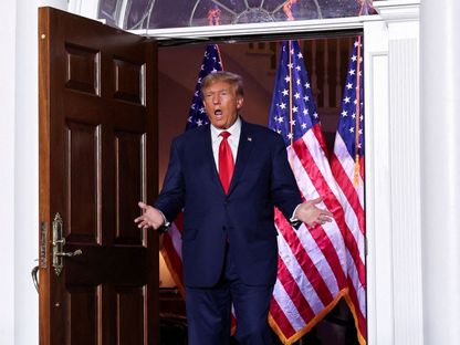 الرئيس الأميركي السابق دونالد ترمب أمام بوابة نادي ترمب الوطني للغولف في نيو جيرسي، الولايات المتحدة. 13 يونيو 2023 - REUTERS