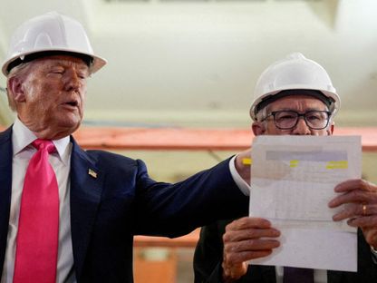 الرئيس الأميركي دونالد ترمب وإلى جواره رئيس مجلس الاحتياطي الفيدرالي جيروم باول خلال جولة في مبنى مجلس الاحتياطي الفيدرالي الذي يخضع للتجديدات في واشنطن العاصمة. 24 يوليو 2025 - Reuters